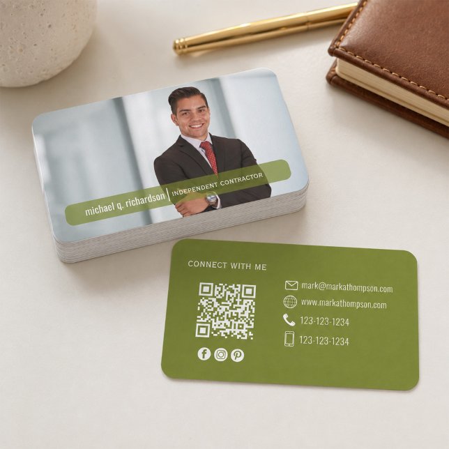 QR-kod Foto Kontakt Olivgrön Modern  Visitkort (Modern olive green business card featuring your photo, contact details, and QR code.)