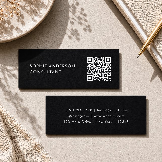 QR-kod Namnkort | Mini Svart Kontaktkort (Black mini business cards with a custom QR code for simple, polished contact sharing.)