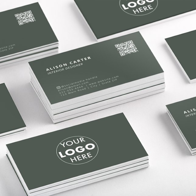 QR-kod och Logotyp | GRÖNT | Modern | PROFESSIONEL Visitkort (Stacks of green business cards showing the front of the card with QR code and logo at the back.)