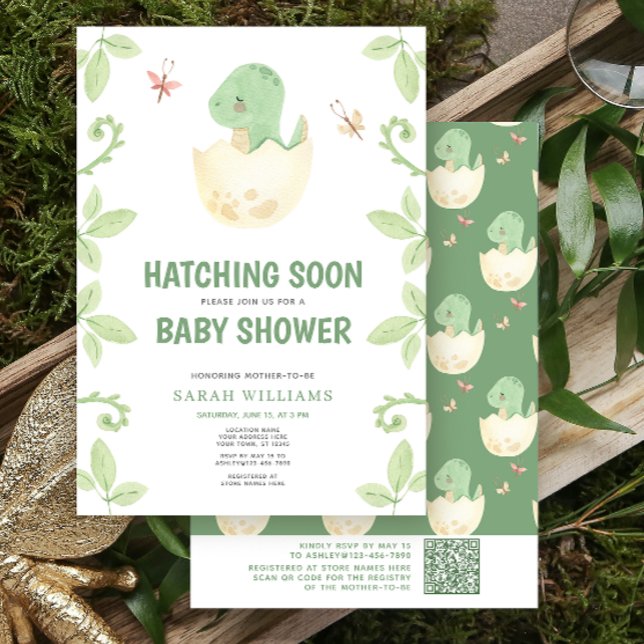 QR-kod Söt dinosaurie kläcks snart Baby Shower Inbjudningar (Get ready for a Jurassic celebration with our adorable dinosaur baby shower invitations! 🦕)