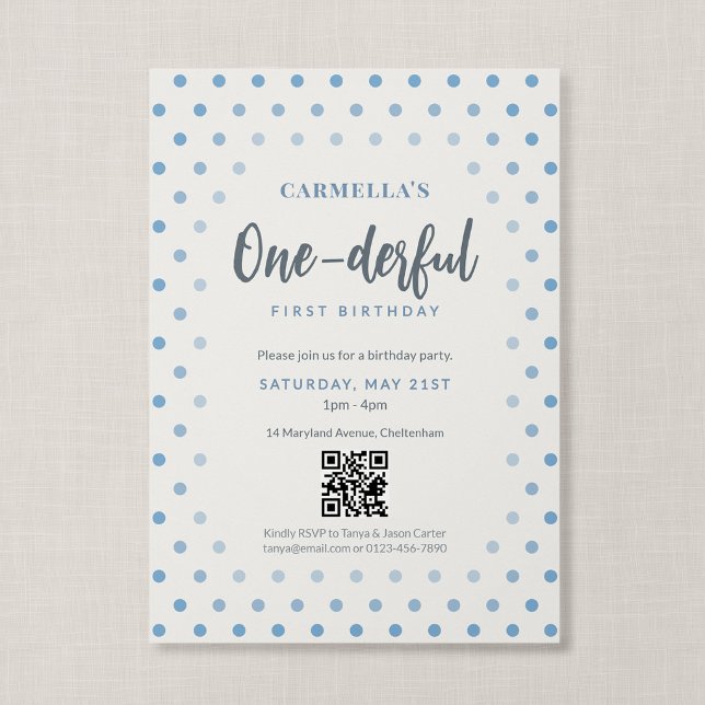 QR-kod Underbar Blå Prickig Första Födelsedag Inbjudningar (Blue Polka Dot - Onderful First Birthday Invitation)