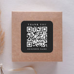 QR-kod Webbplats Länka Tack Business Black Fyrkantigt Klistermärke<br><div class="desc">Ett enkelt tack för ditt klistermärke med länken till QR-kodwebbplatsen. Om du vill ha en mer avancerad anpassning av den här designen klickar du på BLUE DESIGN VERKTYG ovan! Matchande objekt är också tillgängliga.</div>