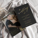 QR-kodfoto, modern elegant guld svart bröllop Inbjudningar<br><div class="desc">Elegant trendig fotosvart bröllopsinbjudan med texten "bröllop av" som innehåller ett chic faux guld calligraphy-skript och ditt QR CODE (som skapas automatiskt med din URL-länk). Anpassa den med förlovningens foto på baksidan och med texten.           Denna inbjudan till ett tidsbegränsat bröllop är lämplig för moderna bröllop-ceremonier och -mottagningar i stil.</div>