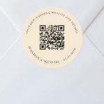 QR-kodinformation för bröllop webbplats osa peach Runt Klistermärke<br><div class="desc">Lägg till URL:en för webbplatsen bröllop. Om du vill ha mer information,  mer information,  osa av online. En ljuspersikobakgrund,  svart färgad.</div>