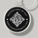 QR-kodnyckelkedja för svart Anpassningsbar Rund Silverfärgad Nyckelring<br><div class="desc">QR-nyckelkedja för anpassade,  med svart bakgrund. Om du vill skapa en ny QR-kod på designen lägger du till webbadressen eller mediehandtaget för social i funktionen Anpassa den här mallen.</div>