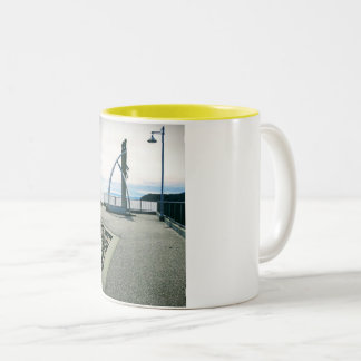 quai de bergeronnes village Två-Tonad mugg