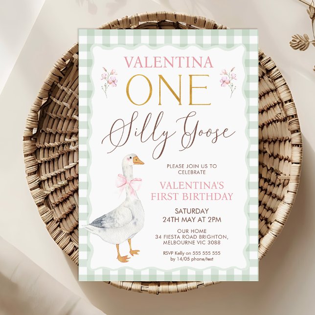 Quaint Sage Play Bow Fånig Goose 1:a födelsedagen Inbjudningar (Sage One Silly Goose 1st Birthday Invitation Template, Pink Bow Goose First Birthday Invite, Plaid)