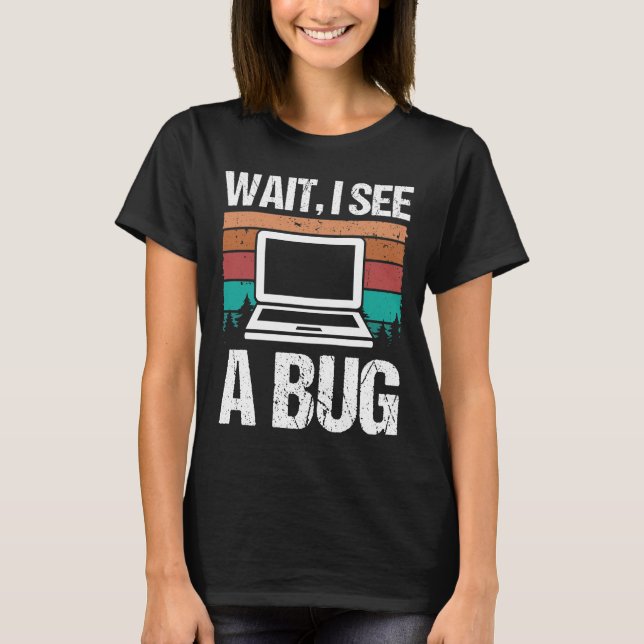 Quality Assurance Wait I see a Bug Software Code T Shirt (Framsida)