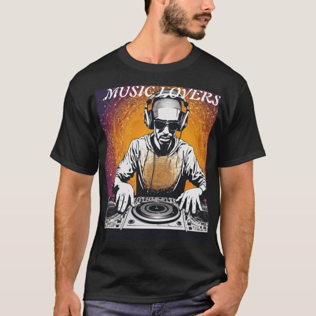 : 🎧 Quantum DJ: Master of Superposition Beats 🌌 T Shirt (Framsida)
