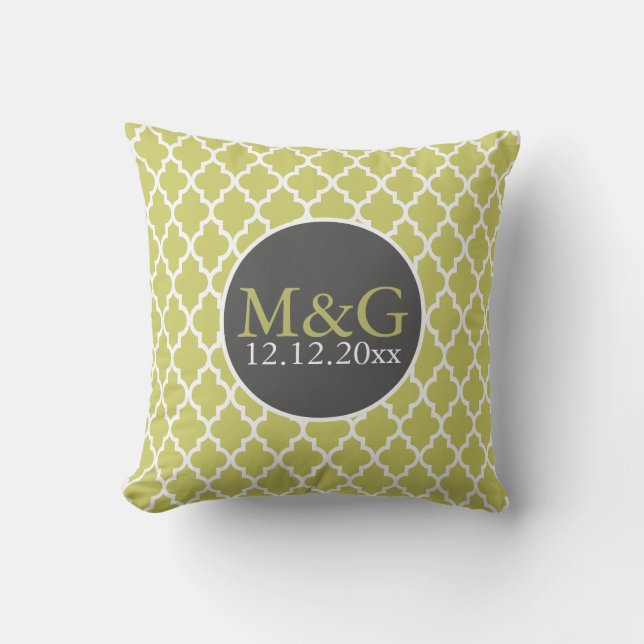 Quatrefoil Monogrammed Bröllop Grönt och vit Kudde (Framsida)