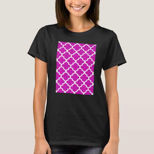 Quatrefoil Mönster i vit kontur om Mörkens Rosa T Shirt (Framsida)
