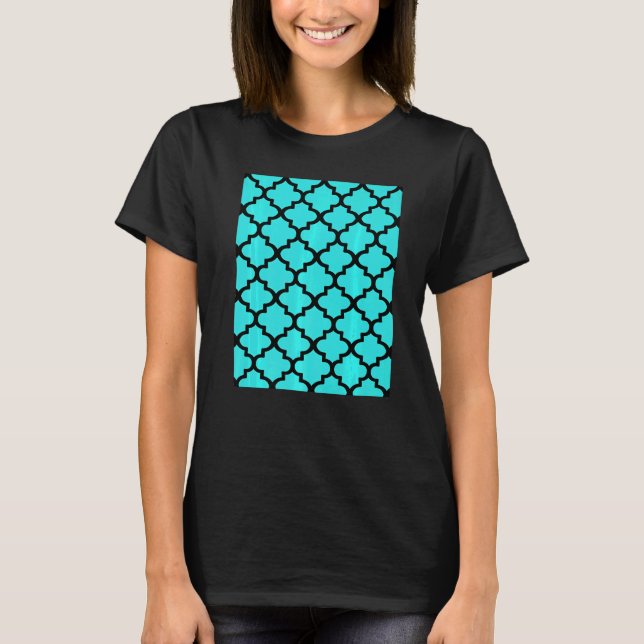 Quatrefoil Pattern In Black Outline On Aqua Blue T Shirt (Framsida)