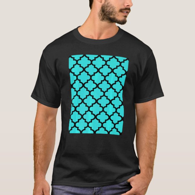 Quatrefoil Pattern In Black Outline On Aqua Blue T Shirt (Framsida)