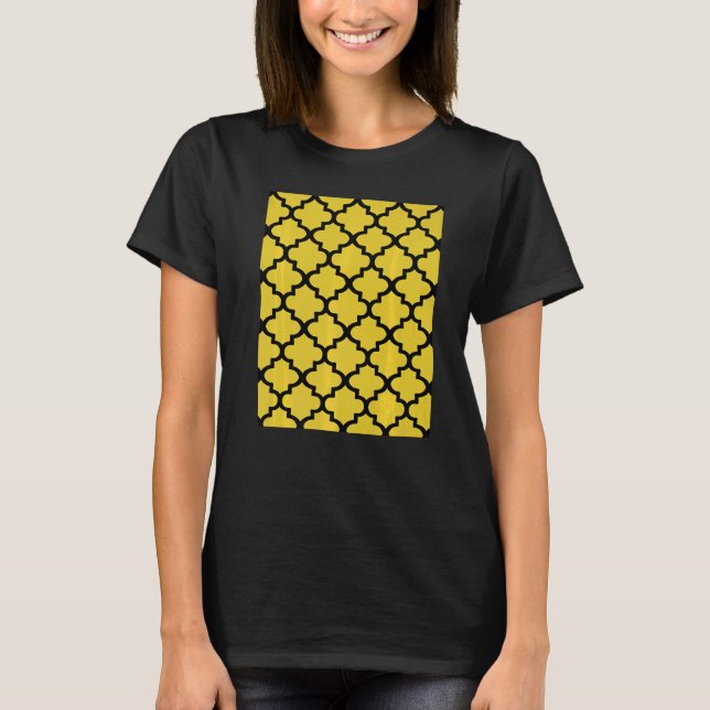 Quatrefoil Pattern In Black Outline On Mustard Yel T Shirt (Framsida)
