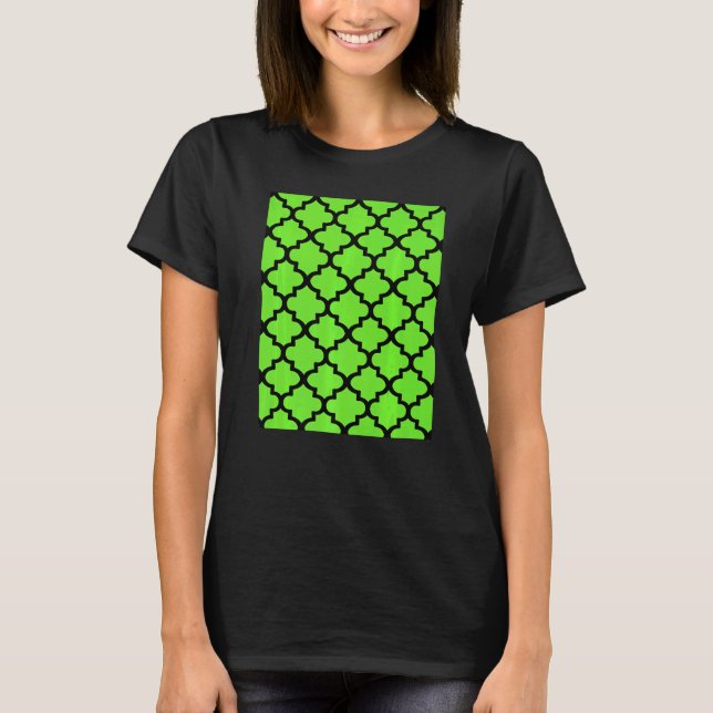 Quatrefoil Pattern In Black Outline On Vivid Green T Shirt (Framsida)