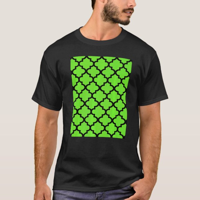 Quatrefoil Pattern In Black Outline On Vivid Green T Shirt (Framsida)