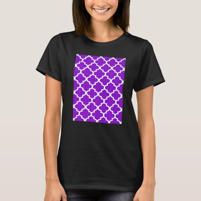 Quatrefoil Pattern In White Outline On Purple T Shirt (Framsida)
