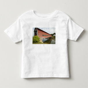 Québec, Kanada. Galipeault täckta bro i T Shirt