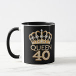Queen 40 Birthday Black och Guld Krona Glam Namn Mugg<br><div class="desc">Fira hennes milstolpe i stil med den lyxuriösa drottningen 40 svarta och guld födelsedag mugg med en smycken krona. En 40-årsdagars perfekt gåva till kvinnor som glam, gnistra och en gnutta royalty. Idealisk för att sippa kaffe eller te i fantastisk mode! Lägg till ett personlig-meddelande under typografin Fyrtio och Fabulous...</div>
