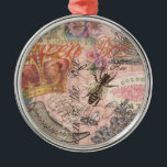 Queen Bee Vintage Bevalt Collage Julgransprydnad Metall<br><div class="desc">Rosa Bee World - denna vackra drottning är för drottningen i ditt liv. Drottningen i hennes domän, drottningen är biens viktigaste bi, skapar att alla arbetar till förmån för bikupan. Drottningen i ditt liv är säker för kärlek på detta vackra giffelkollage, som är gjort av vintage ephemera - tidskriftsklippningar, kologenetiketter...</div>