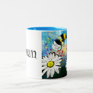 Queen Bee Whimsical Bumblebee in Daisys Painting Två-Tonad Mugg