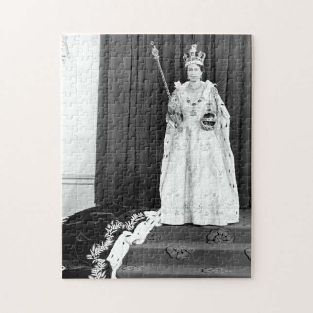 Queen Elizabeth II Wearing Her Coronation Pussel (Vertikal)