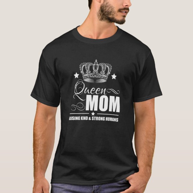 Queen Mamma Raising Kind Strong Humans T Shirt (Framsida)