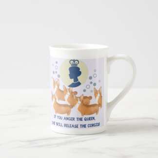 Queen och Corgis Witty och Whimsical Benporslin Mugg