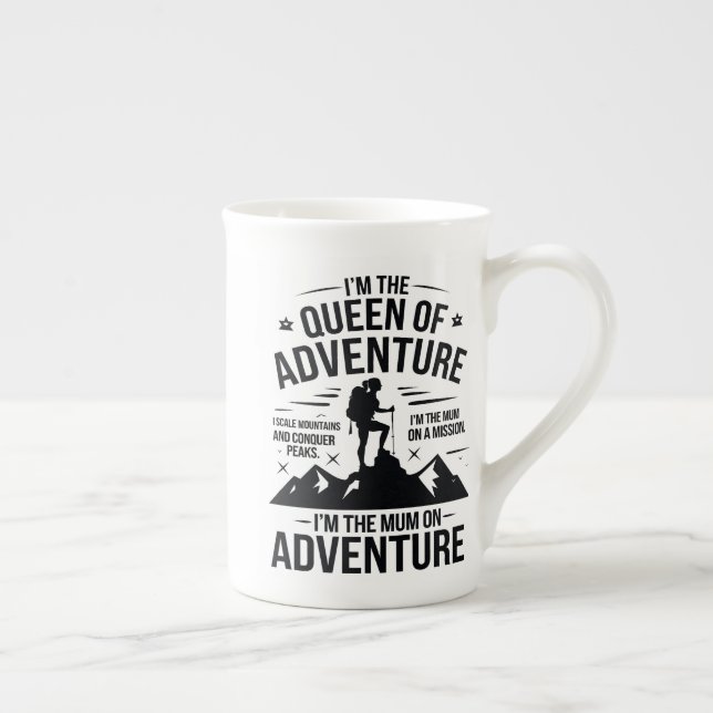 Queen of Adventure Hiking Mum Typography Design Benporslin Mugg (Höger)