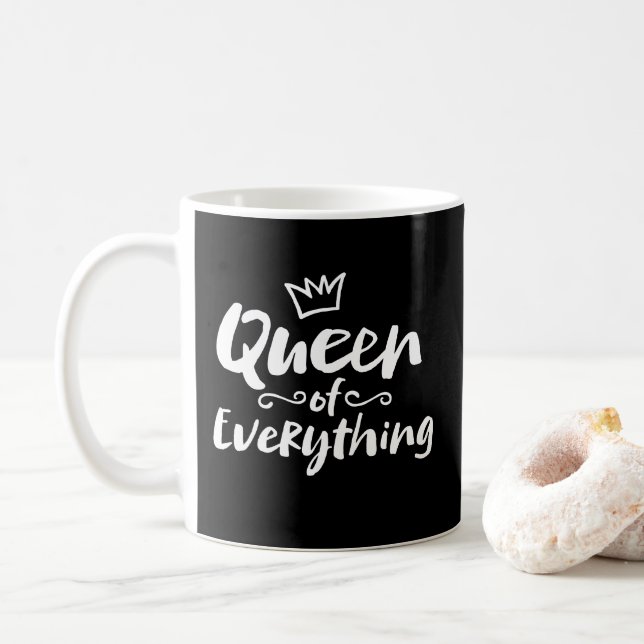 QUEEN of allting - White Push Lettering Funny Kaffemugg (Med munk)