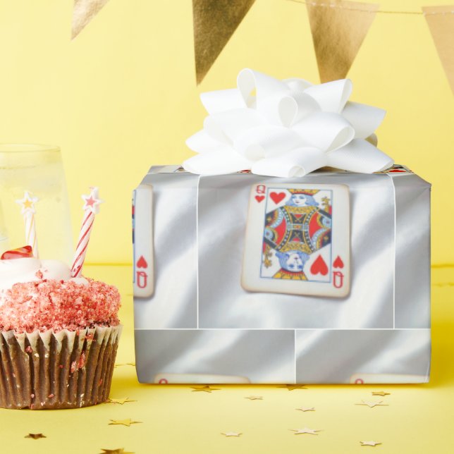 Queen of Hearts On White Satin Fabric Presentpapper (Födelsedagsfest)