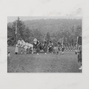 Queen Victoria presenterar färg Vykort
