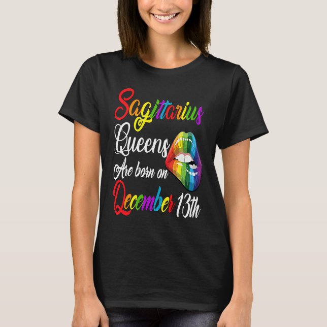 Queens Are Born on December 13th Rainbow Lips Sagi T Shirt (Framsida)