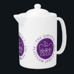 Queen's Platinum Jubilee Tekanna<br><div class="desc">Drottningens Platinum Jubilee: Till minne av drottning Elizabeth Elizabeth:s 70:e år då hon regerade över Underbara Storbritannien och Nordirland och hennes andra sfärer och territorier. Emblemet var designat av den 19 år gamla grafiska utformningen student Edward Roberts från Nottinghamshire. Edward's design valdes ut till Hennes Majestät Drottningens Platinum Jubilee Emblem...</div>