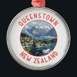 Queenstown New Zealand Retro Distress Circle Julgransprydnad Metall<br><div class="desc">Köenstown retro-vektorresedesign. Den ligger vid södra öns Sjö Wakatipu,  mot de dramatiska sydliga Alpernorna.</div>