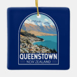 Queenstown New Zealand Travel Art Vintage Julgransprydnad Keramik<br><div class="desc">Köenstown retro-vektorresedesign. Den ligger vid södra öns Sjö Wakatipu,  mot de dramatiska sydliga Alpernorna.</div>