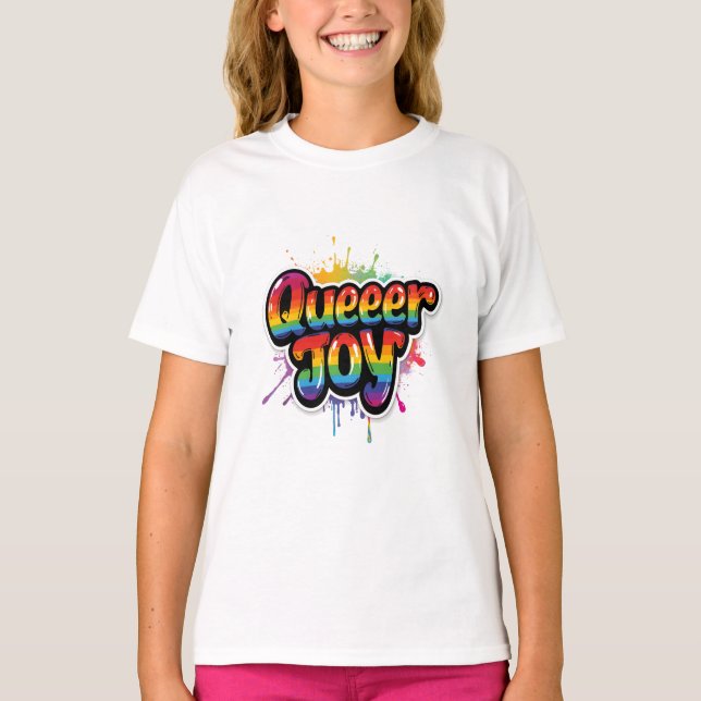 Queer Joy Rainbow Pride Typografi – LGBTQ+ Citat T Shirt (Framsida)