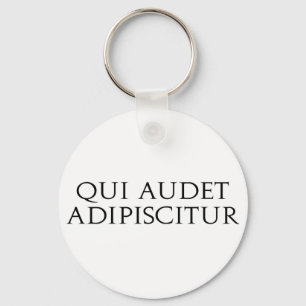 Qui Audet Adipiscitur Nyckelring