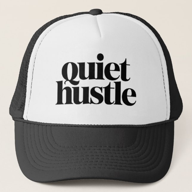Quiet Hustle Motivational Hat – Minimal Adjustable Keps (Framsida)
