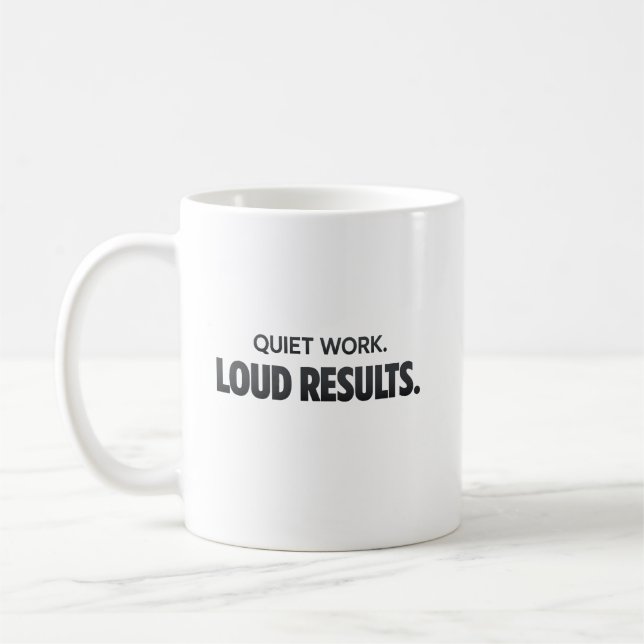 Quiet Work Loud Results – Minimalist Motivational  Kaffemugg (Vänster)