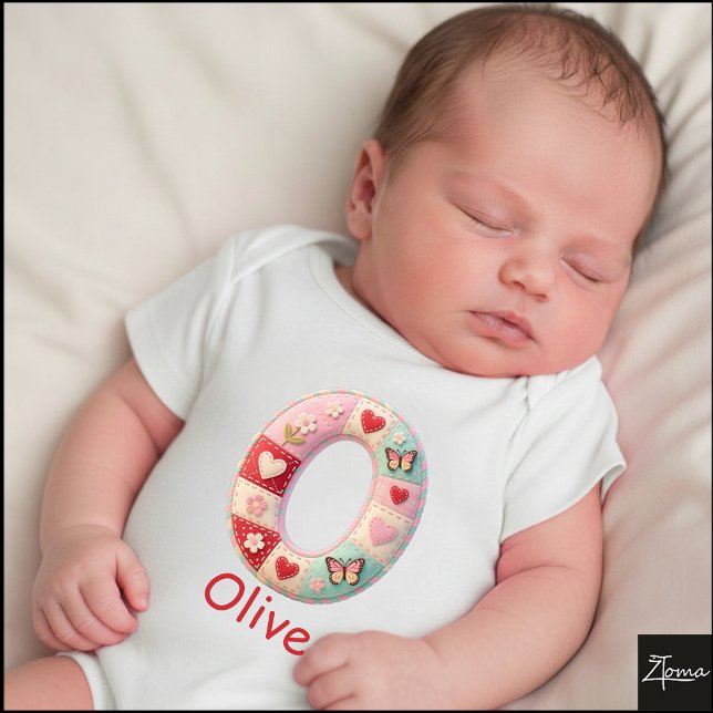 Quiltad patchwork initialbokstav O barnkammare T Shirt (This is a sample design. There are several models to choose from, with the name and color changed.)