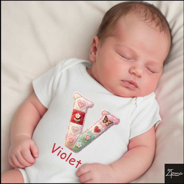 Quiltad patchwork initialbokstav V barnkammare T Shirt (This is a sample design. There are several models to choose from, with the name and color changed.)