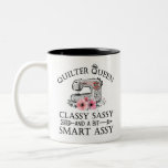 Quilter Queen Funny Sewing Crafts Rosa Blommigt Två-Tonad Mugg<br><div class="desc">Quilter Queen Funny Sewing Crafts Rosa Blommigt Coffee Mugg har en roligt som säger att det omger en sydd maskin med blommor av rosa vattenfärg.</div>