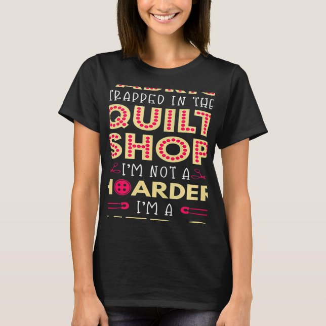 Quilter-Quilter Fabric-Tabled Hoarder Quilt Shop T Shirt (Framsida)
