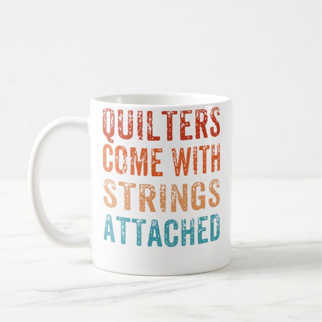 Quilters Come With Strings Attached Funny Quilting Kaffemugg (Vänster)