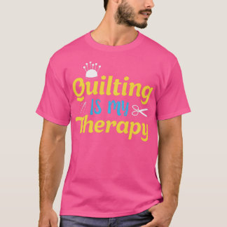 Quilting är min terapeutiskt underbara syningsgåva t shirt