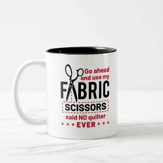Quilting Funny Fabric Sissors Quote Två-Tonad Mugg (Vänster)
