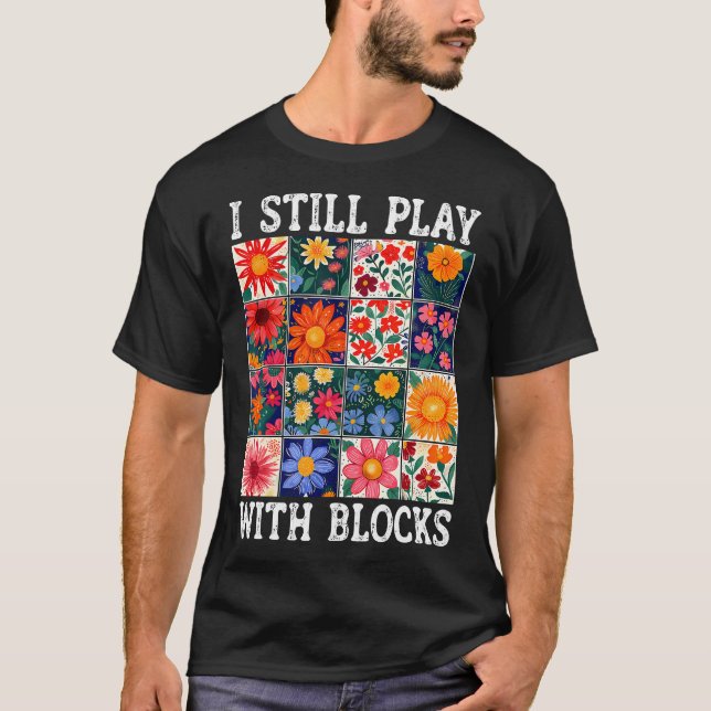 Quilting I Still Play With Blocks Sewing Quilter Q T Shirt (Framsida)
