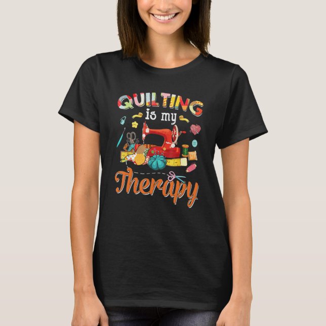 Quilting Is My Therapy Quilting   For Women Sewing T Shirt (Framsida)