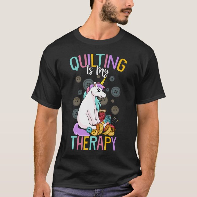 Quilting Is My Therapy Quilting Lover Quilt Sewing T Shirt (Framsida)
